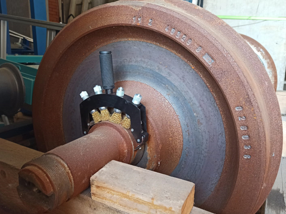 Cleaning the surface of the pre-step part of the wheelset before carrying out the inspection